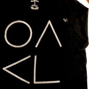 OAKLEY BLACK T SHIRT. Slim fit SIZE large. Measurements n pics. Very eye catchin
